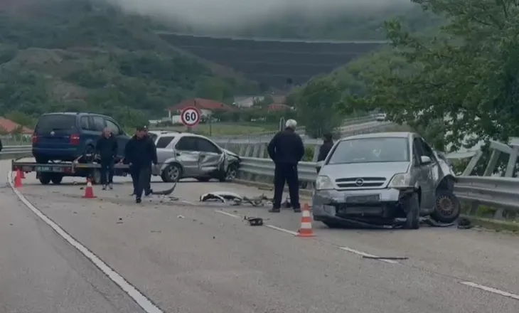 Përplasen 3 automjete në aksin Korçë – Pogradec