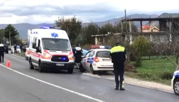 Përplasen dy automjete në Shkodër- Koplik, humb jetën një person, dëmtohen 3 persona të tjerë…