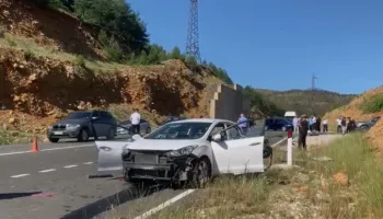 Përplasen “kokë më kokë” dy automjete në Rrugën e Arbrit, një viktimë dhe disa të plagosur (EMRAT)