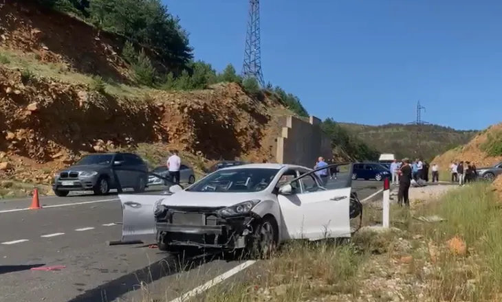Përplasen “kokë më kokë” dy automjete në Rrugën e Arbrit, një viktimë dhe disa të plagosur (EMRAT)