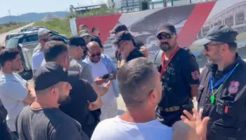 Përplasja për Aeroportin e Vlorës/ Punonjësit e Pacollit përsëri mbeten jashtë kantierit, protesta në ditën e 5-të
