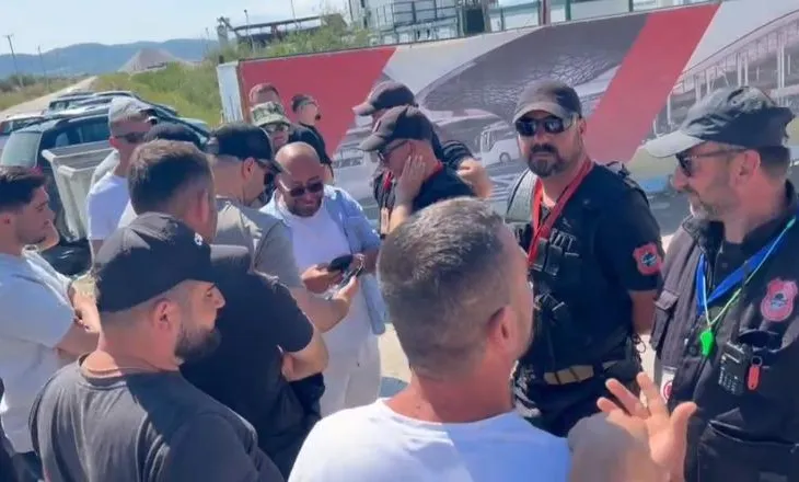 Përplasja për Aeroportin e Vlorës/ Punonjësit e Pacollit përsëri mbeten jashtë kantierit, protesta në ditën e 5-të