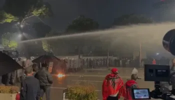 Përplasje të forta në tubim, protestuesit gjuajnë me gurë drejt kordonit të policisë