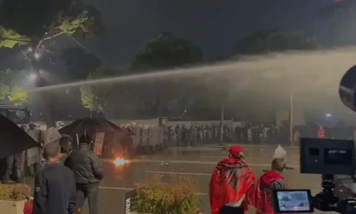 Përplasje të forta në tubim, protestuesit gjuajnë me gurë drejt kordonit të policisë