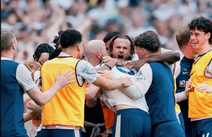 PL mbyll siparin. Arsenal nis festën. Guardiola e mbyll me lot. Tottenham shpëton, Sunderland shkruan historinë