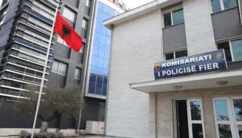 Plagosen rëndë dy të rinj në Fier, Policia shpall në kërkim 36-vjeçarin. Ja çfarë ndodhi