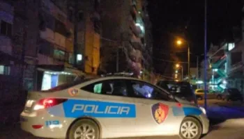 Plagoset me armë zjarri efektivi i policisë jashtë shërbimit, transportohet për në spital. Detajet