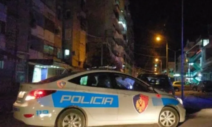 Plagoset me armë zjarri efektivi i policisë jashtë shërbimit, transportohet për në spital. Detajet
