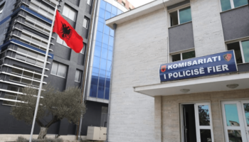 Plagosi me thikë 35-vjeçarin, shpallet në kërkim i riu në Fier. Nën hetim e shoqja…