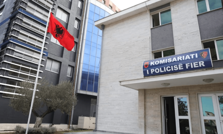Plagosi me thikë 35-vjeçarin, shpallet në kërkim i riu në Fier. Nën hetim e shoqja…