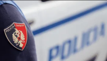 Plagosi pa dashje shokun17 vjeç në mes të natës, arrestohet 19-vjeçari, sekuestrohet pistoleta që mbante pa leje