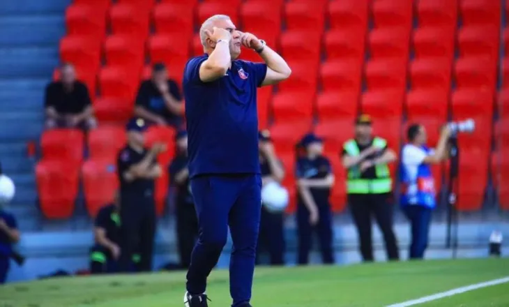 Plas te Vllaznia/ Edi Martini përplaset ashpër me lojtarët pas ndeshjes me Elbasanin, agravon debati me mbrojtësin brazilian