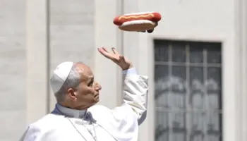 “Po salcat?”/ Fotot e Papës bëjnë xhiron e rrjetit, besimtarët i japin hot dog ‘falas’ gjatë paradës në sheshin Shën Pjetri