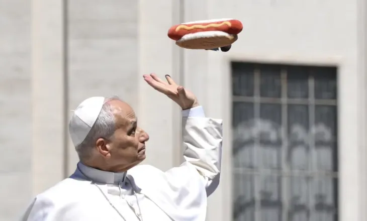 “Po salcat?”/ Fotot e Papës bëjnë xhiron e rrjetit, besimtarët i japin hot dog ‘falas’ gjatë paradës në sheshin Shën Pjetri