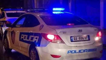 Po transportohej nga komisariati i Fierit për në atë të Kuçovës, 45-vjeçari i merr armën e shërbimit policit të ri dhe e plagos
