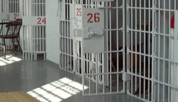 Policia aksion “blic” në burgun e Fierit, ja çfarë u gjet në qelitë e të dënuarve