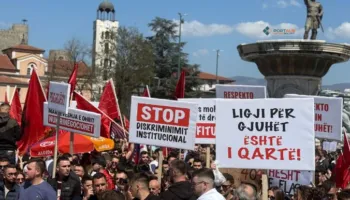 Policia maqedonase keqtrajtoi shqiptarët/ Ndalohet autobusi me studentë që shkonte në protestë në Shkup