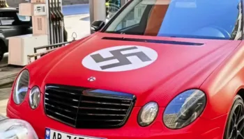 Policia në Tiranë kërkon ‘Benz-i’ me simbole naziste
