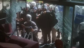 Policia turke hyn me forcë në selinë e opozitës pas shkarkimit të udhëheqjes së saj