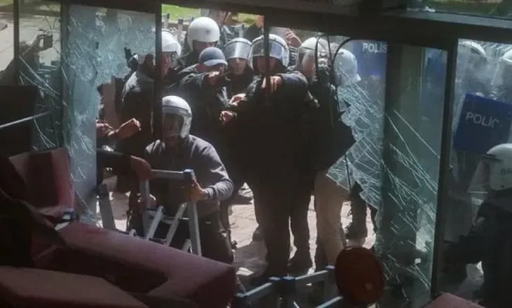 Policia turke hyn me forcë në selinë e opozitës pas shkarkimit të udhëheqjes së saj