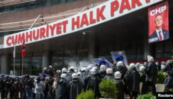 Policia turke hyn me forcë në selinë e partisë opozitare për të larguar udhëheqjen e shkarkuar