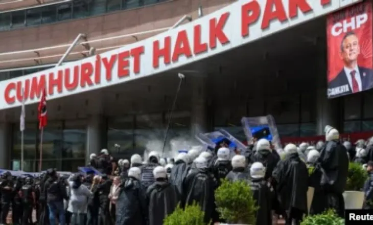 Policia turke hyn me forcë në selinë e partisë opozitare për të larguar udhëheqjen e shkarkuar