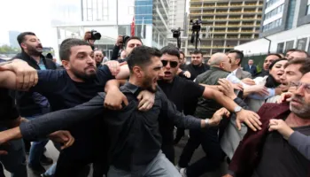 Policia turke hyn në selinë e partisë opozitare për të larguar udhëheqjen e…