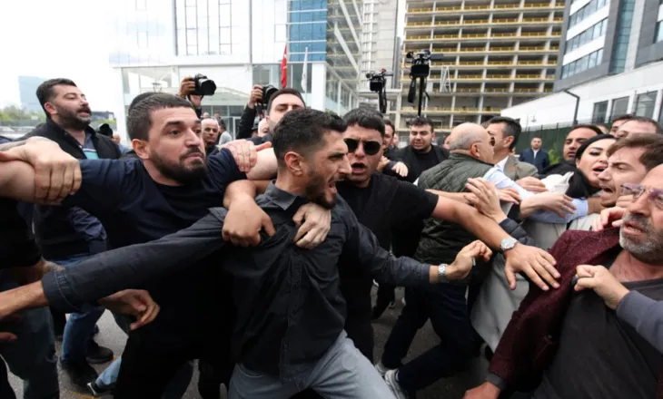 Policia turke hyn në selinë e partisë opozitare për të larguar udhëheqjen e…