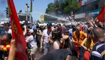 Policia turke përdor topa uji kundër mbështetësve të opozitës