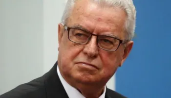 Politikani që fliste kur të tjerët bërtisnin