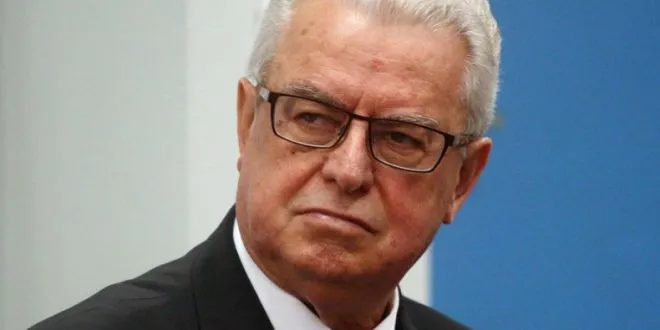 Politikani që fliste kur të tjerët bërtisnin
