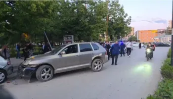 ‘Porsche’ përplaset me dy makina në qendër të Fierit, tenton të largohet pasi heq targën – ndalohet nga qytetarët dhe policia