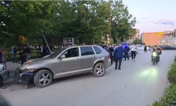 ‘Porsche’ përplaset me dy makina në qendër të Fierit, tenton të largohet pasi heq targën – ndalohet nga qytetarët dhe policia