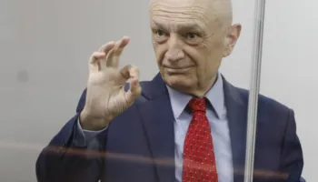 “President si je?” Meta- Bujar Leskajt nga brenda kafazit të xhamtë: Jam i fortë…