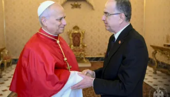 Presidenti Begaj pritet nga Papa në një audiencë në Vatikan