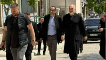 Prezantohet busti i Konstantinos Mitsotakis në Derviçian, Rama takohet me nipin e kryeministrit grek