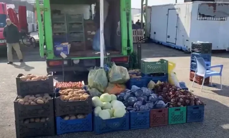 Prodhimi vendas po shtohet, në tregun e Lushnjës perimet dhe frutat e stinës po tregtohen më lirë në këtë periudhë