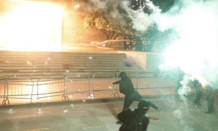 Protesta e 17 prillit/ U lanë në qeli, militantët e Berishës kërkojnë lirinë në Apel, u kapën me molotovë në duar