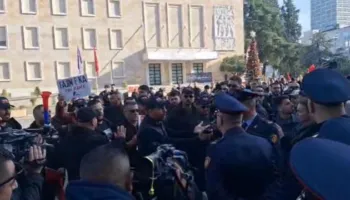 Protesta e opozitës, demokratët ndryshojnë skenarin, improvizojnë podium para Kryeministrisë