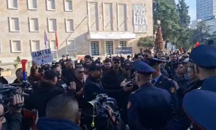 Protesta e opozitës, demokratët ndryshojnë skenarin, improvizojnë podium para Kryeministrisë