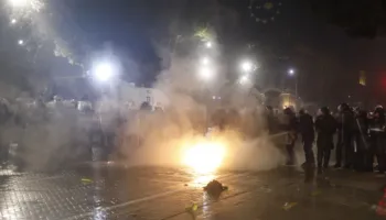 Protesta e opozitës me molotovë dhe fishekzjarrë/ Mes 7 të proceduarve edhe tre shtetas italianë, ushtruan dhunë ndaj efektivëve të policisë
