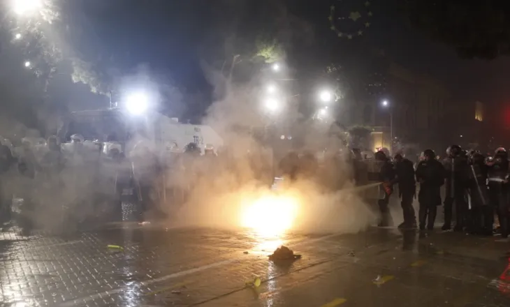 Protesta e opozitës me molotovë dhe fishekzjarrë/ Mes 7 të proceduarve edhe tre shtetas italianë, ushtruan dhunë ndaj efektivëve të policisë