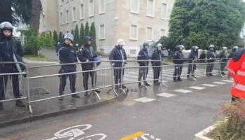Protesta e opozitës, nis grumbullimi i qytetarëve në bulevard, efektivët vendosen gardh para Kryeministrisë