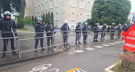 Protesta e opozitës, nis grumbullimi i qytetarëve në bulevard, efektivët vendosen gardh para Kryeministrisë