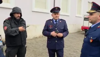Protesta e opozitës, Skënder Hita mbërrin te kryeministria, jep udhëzimet për uniformat blu