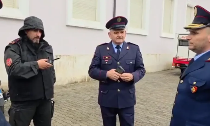 Protesta e opozitës, Skënder Hita mbërrin te kryeministria, jep udhëzimet për uniformat blu