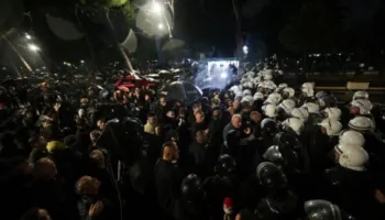 Protesta e opozitës, tre persona shoqërohen në polici