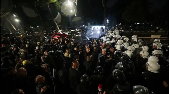 Protesta e opozitës, tre persona shoqërohen në polici