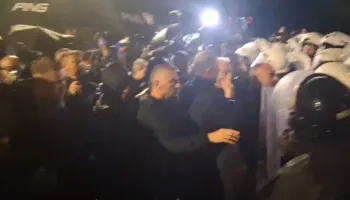 Protesta e PD, Bledion Nallbati përplaset fizikisht me efektivët: Kujdes po të them se një ditë…