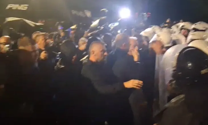 Protesta e PD, Bledion Nallbati përplaset fizikisht me efektivët: Kujdes po të them se një ditë…
